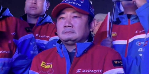 请把张雪的故事拍成电影，给彷徨的追梦人，给坚韧的追风者